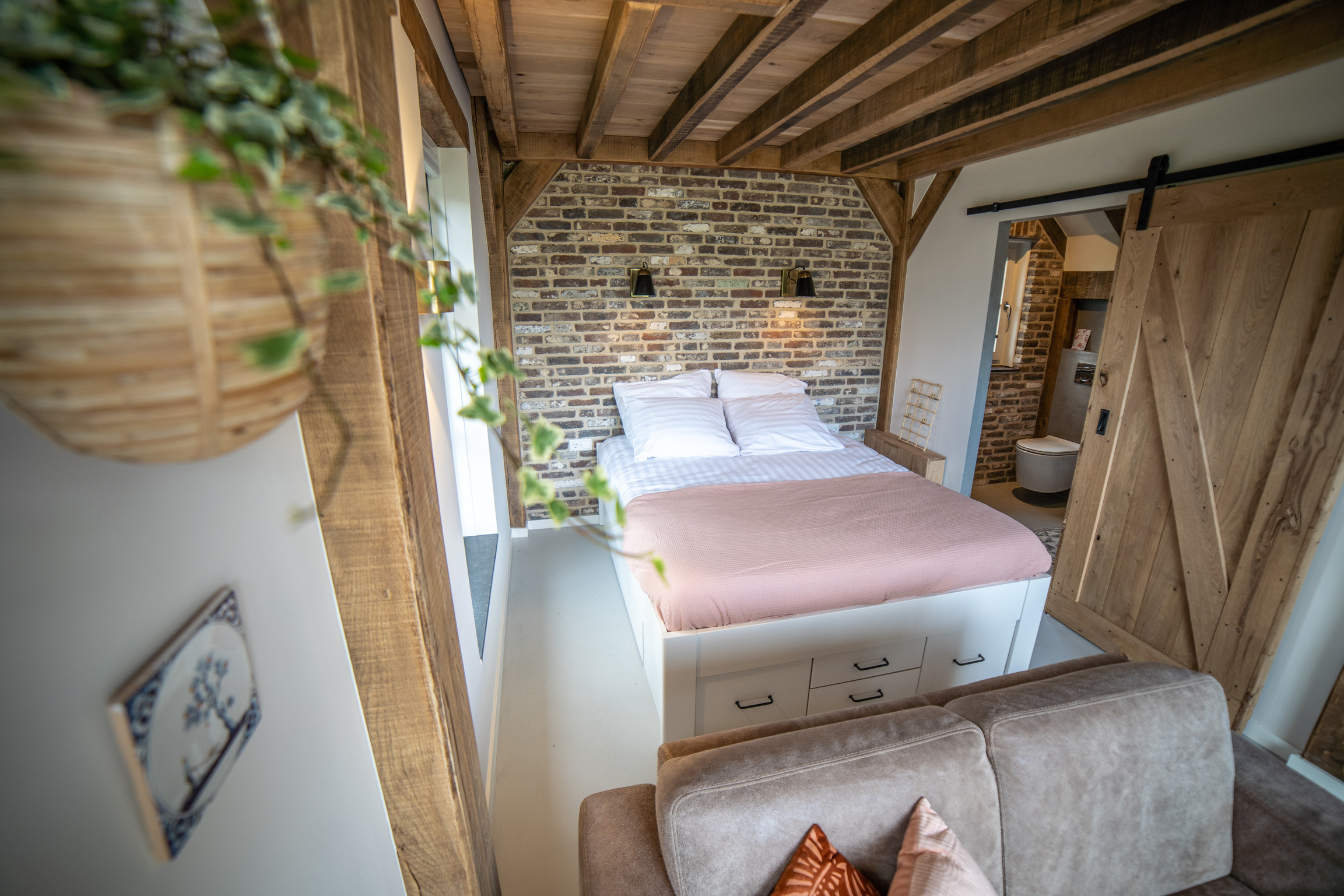 Sfeervol interieur van een tiny house bij Buitengoed de Bollen met tweepersoonsbed en authentieke details