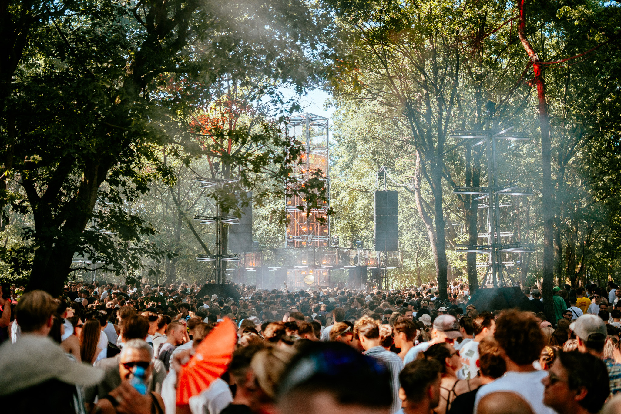 Festivalpubliek in het bos tijdens Awakenings bij Beekse Bergen, dichtbij Buitengoed de Bollen