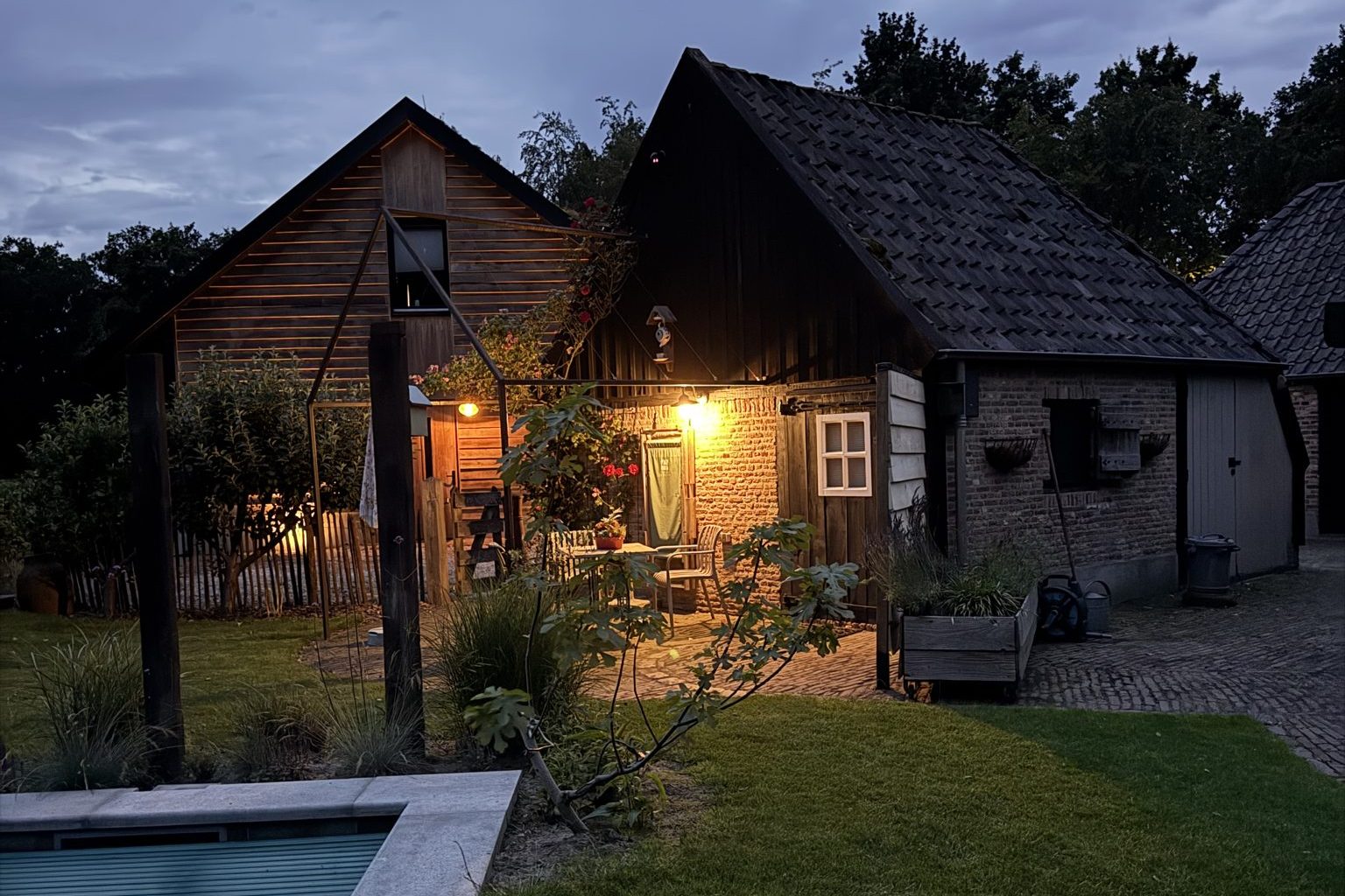 Terrasse éclairée dans une ambiance particulière au Bakhuisje (Buitengoed de Bollen) en soirée