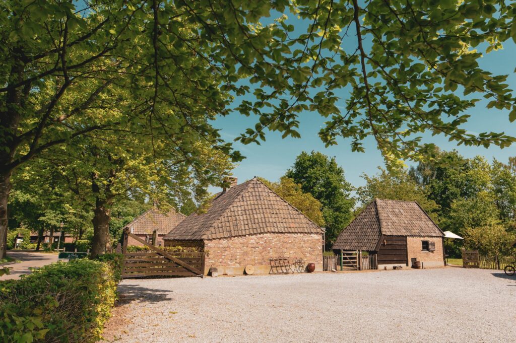 Le domaine de Buitengoed de Bollen avec ses dépendances historiques du Brabant sous de grands arbres