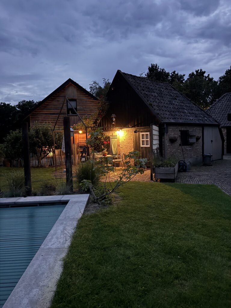 Terrasse éclairée dans une ambiance particulière au Bakhuisje (Buitengoed de Bollen) en soirée